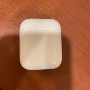 Apple AirPods charging case